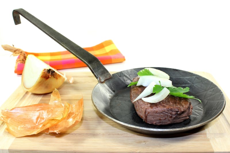 Straußensteak in einer schwarzen gusseisernen Pfanne
