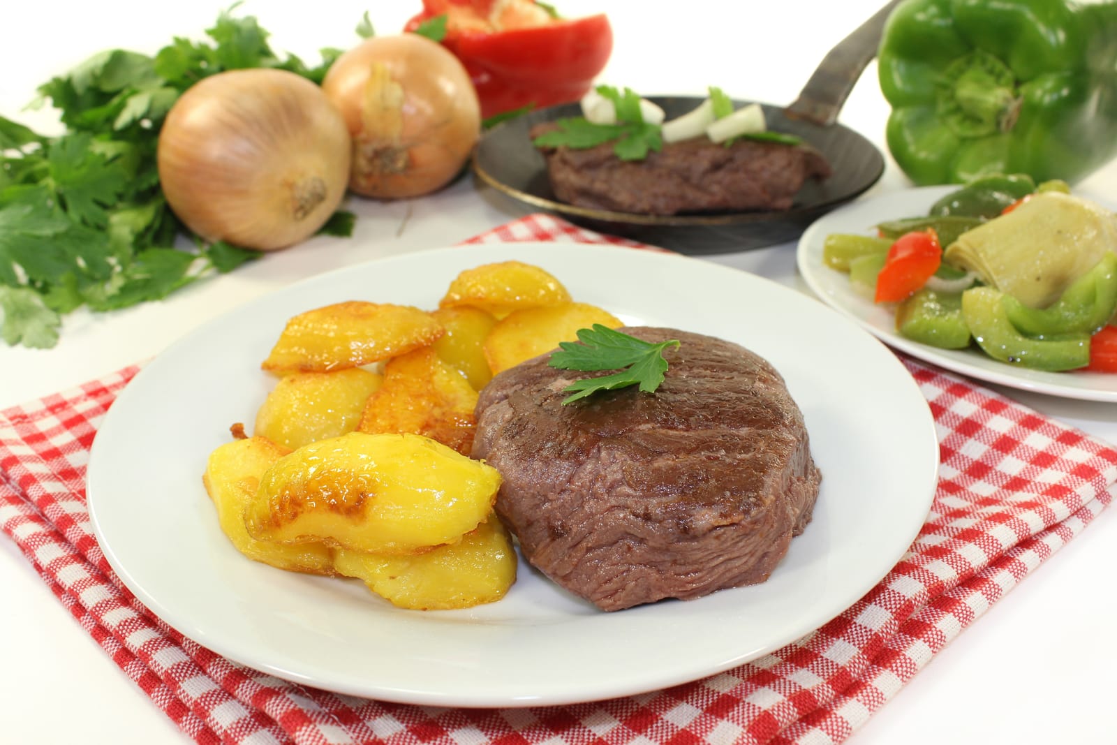 Gebratenes Straußensteak mit Bratkartoffeln auf einem Teller